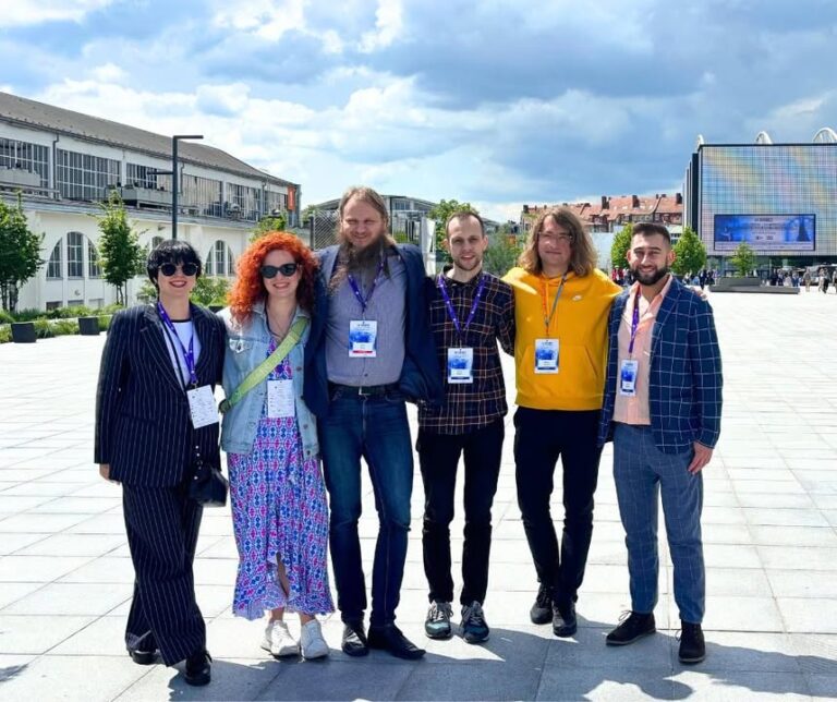 📸 𝗣𝗼𝘇𝗻𝗮𝗻́, 𝟰𝟰. 𝗞𝗼𝗻𝗴𝗿𝗲𝘀 𝗣𝗟𝗧𝗥!  W dniach 𝟮𝟵–𝟯𝟭 𝗺𝗮𝗷𝗮 𝟮𝟬𝟮𝟱 nasza wspaniała ekipa radiologów uczestniczy w wyjątkowym wydarzeniu naukowym – 𝟰𝟰. 𝗞𝗼𝗻𝗴𝗿𝗲𝘀𝗶𝗲 𝗣𝗼𝗹𝘀𝗸𝗶𝗲𝗴𝗼 𝗟𝗲𝗸𝗮𝗿𝘀𝗸𝗶𝗲𝗴𝗼 𝗧𝗼𝘄𝗮𝗿𝘇𝘆𝘀𝘁𝘄𝗮 𝗥𝗮𝗱𝗶𝗼𝗹𝗼𝗴𝗶𝗰𝘇𝗻𝗲𝗴𝗼 w Poznaniu 🌟  Spotkania z najlepszymi specjalistami, ciekawe wykłady, wymiana doświadczeń, a przede wszystkim – pasja do diagnostyki obrazowej 💙🩻  Na zdjęciu od lewej z uśmiechniętymi twarzami:  👩‍⚕️ 𝗔𝗻𝗻𝗮 𝗚𝗿𝗮𝘇̇𝘆𝗻́𝘀𝗸𝗮
👩‍⚕️ 𝗞𝗮𝗿𝗼𝗹𝗶𝗻𝗮 𝗦𝗮𝗱𝗼𝘄𝘀𝗸𝗮-𝗕𝘂𝗴𝗮ł𝗮
👨‍⚕️ 𝗢𝘀𝗸𝗮𝗿 𝗕𝗼𝘇̇𝗲𝗸
👨‍⚕️ 𝗧𝗼𝗺𝗮𝘀𝘇 𝗡𝗼𝘄𝗶𝗰𝗸𝗶
👨‍⚕️ 𝗕𝗮𝗿𝘁𝗼𝘀𝘇 𝗞𝗼𝗸𝗼𝘀𝘇𝗸𝗮
👨‍⚕️ 𝗥𝗼𝗯𝗲𝗿𝘁 𝗚𝗼𝗹𝗼𝗻𝗸𝗮  #PLTR #Radiologia #Poznań #Kongres #RadiologyLife #MedTeam #CentrumMedyczneSeverux
