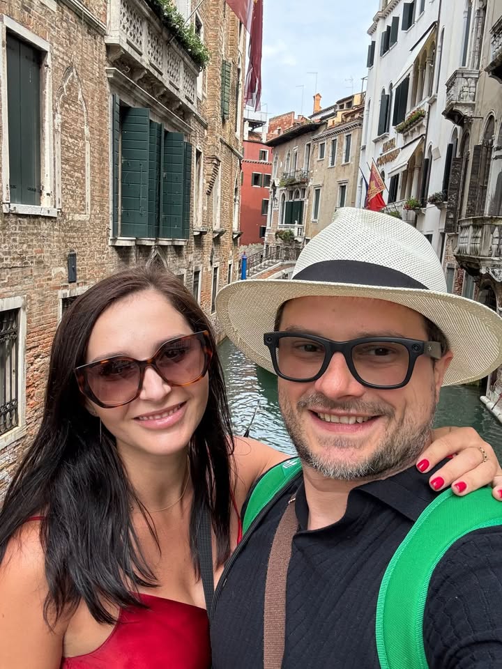 Gdyby to zdjęcie ukazało się przed nakręceniem filmu z serii Jamesa Bonda w Wenecji, nie mamy wątpliwości, kto miałby największe szanse na główne role 😎✨  Dziś wakacyjna przygoda i odpoczynek Łukasza i Marleny Blukaczów, a dla nas – sentymentalne westchnienie. To właśnie z tymi ludźmi, w doskonałej komitywie i w harmonijnej atmosferze, udało nam się od podstaw stworzyć ginekologię i stomatologię w Severux.  Te uśmiechy na ich twarzach nie są wymuszone – oni naprawdę cieszą się życiem, a życie odwzajemnia się im tym samym 💙  𝗣𝗿𝘇𝗲𝘀𝘆ł𝗮𝗺𝘆 𝘀𝗲𝗿𝗱𝗲𝗰𝘇𝗻𝗲 𝗽𝗼𝘇𝗱𝗿𝗼𝘄𝗶𝗲𝗻𝗶𝗮 𝗼𝗱 𝗣𝗮𝗻́𝘀𝘁𝘄𝗮 𝗕𝗹𝘂𝗸𝗮𝗰𝘇𝗼́𝘄 𝗱𝗹𝗮 𝗰𝗮ł𝗲𝗷 𝗻𝗮𝘀𝘇𝗲𝗷 𝘀𝗽𝗼ł𝗲𝗰𝘇𝗻𝗼𝘀́𝗰𝗶 𝗦𝗲𝘃𝗲𝗿𝘂𝘅 🤗