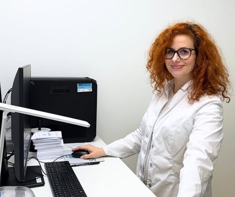 Z ogromną radością informujemy, że 𝗞𝗮𝗿𝗼𝗹𝗶𝗻𝗮 𝗦𝗮𝗱𝗼𝘄𝘀𝗸𝗮-𝗕𝘂𝗴𝗮ł𝗮, nasza lekarz radiolog, 𝘇𝗱𝗮ł𝗮 𝗲𝗴𝘇𝗮𝗺𝗶𝗻 𝘀𝗽𝗲𝗰𝗷𝗮𝗹𝗶𝘇𝗮𝗰𝘆𝗷𝗻𝘆 𝘇 𝗿𝗮𝗱𝗶𝗼𝗹𝗼𝗴𝗶𝗶 𝗶 𝗱𝗶𝗮𝗴𝗻𝗼𝘀𝘁𝘆𝗸𝗶 𝗼𝗯𝗿𝗮𝘇𝗼𝘄𝗲𝗷 𝘇 𝘄𝘆𝘀́𝗺𝗶𝗲𝗻𝗶𝘁𝘆𝗺 𝘄𝘆𝗻𝗶𝗸𝗶𝗲𝗺 🎓👏 Jej doskonały rezultat z części pisemnej zwolnił ją z egzaminu ustnego.  Uchwycona dziś podczas koleżeńskiej pomocy w Pracowni Tomografii Stożkowej 📸 🙏  Serdeczne gratulacje, Karolino 🙂💙