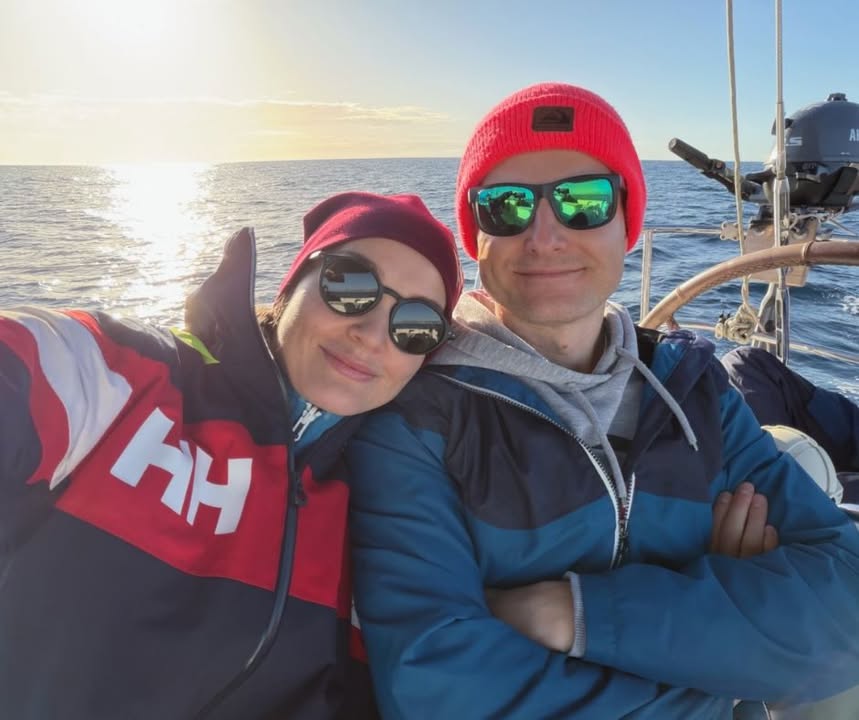 Połączyła ich radiologia. Jedenaście lat temu Viktoria przyjechała na staż z Łotwy do Piekarskiej Urazówki, gdzie Jarek odbywał specjalizację z radiologii i diagnostyki obrazowej 😊  Piękna historia, która – jak widać na załączonym zdjęciu – trwa w najlepsze 💕  Serdeczne pozdrowienia od dwójki naszych lekarzy radiologów 𝗩𝗶𝗸𝘁𝗼𝗿𝗶𝗶 𝗞𝗿𝗮𝘀𝗸𝗼𝘃𝘀𝗸𝗶𝗲𝗷 i 𝗝𝗮𝗿𝗸𝗮 𝗠𝗮𝗰𝘇𝘂𝗰𝗵𝗮 ze wspólnego rejsu w rejonie zachodniej części Morza Alborańskiego oraz Cieśniny Gibraltarskiej 🌞⛵