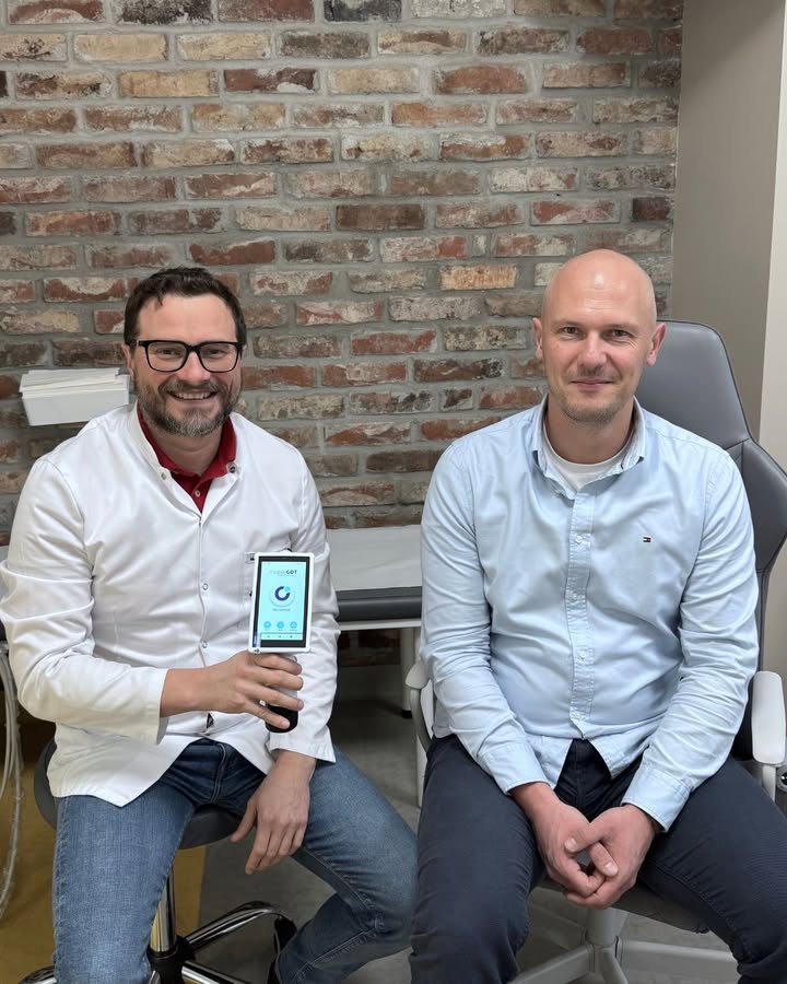 Wczoraj nasz ginekolog, 𝗱𝗿 Ł𝘂𝗸𝗮𝘀𝘇 𝗕𝗹𝘂𝗸𝗮𝗰𝘇, odebrał dla pacjentek naszego Centrum nowy 𝗰𝘆𝗳𝗿𝗼𝘄𝘆 𝘄𝗶𝗱𝗲𝗼𝗸𝗼𝗹𝗽𝗼𝘀𝗸𝗼𝗽 𝗘𝗩𝗔 𝗣𝗿𝗼 😍  🔍 𝗗𝗼 𝗰𝘇𝗲𝗴𝗼 𝘀ł𝘂𝘇̇𝘆? Do bardzo dokładnej oceny szyjki macicy w dużym powiększeniu, co pozwala wcześnie wykrywać i monitorować niepokojące zmiany.  ✨ 𝗖𝘇𝘆𝗺 𝘀𝗶𝗲̨ 𝘄𝘆𝗿𝗼́𝘇̇𝗻𝗶𝗮? Obraz w jakości HD, cyfrowa dokumentacja badania (zdjęcia, wideo), nowoczesny, komfortowy standard diagnostyki.  Zakup urządzenia był możliwy dzięki naszemu projektowi współfinansowanemu ze środków Unii Europejskiej 🇪🇺