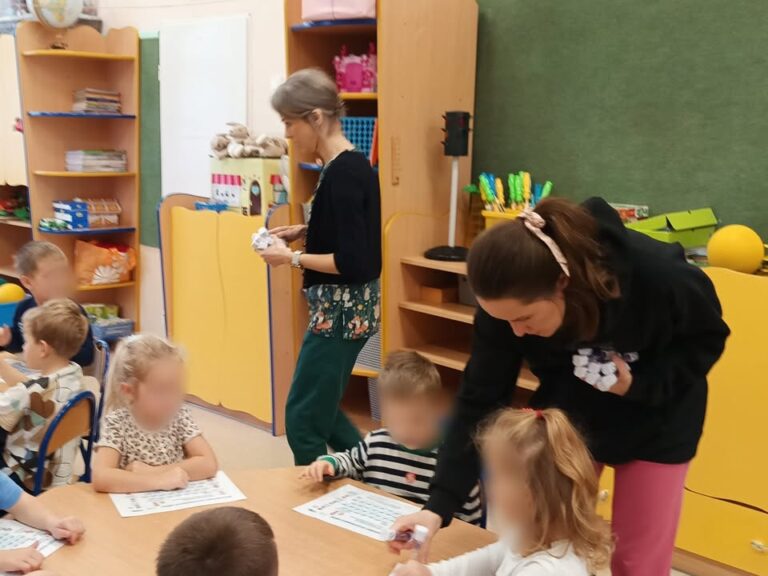 Przedszkole Nr 23 w Chorzowie, na zaproszenie Pani Nauczycielki Patrycji Widlok, odwiedziły dziś nasze higienistki stomatologiczne – Bogusia Furman i Sonia Urban. Przeprowadziły zajęcia edukacyjne … – Image 4