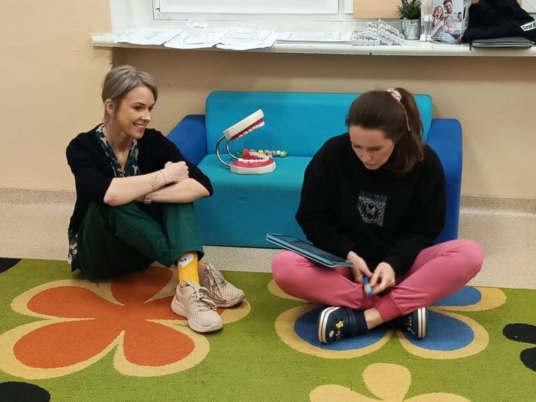 Przedszkole Nr 23 w Chorzowie, na zaproszenie Pani Nauczycielki Patrycji Widlok, odwiedziły dziś nasze higienistki stomatologiczne – Bogusia Furman i Sonia Urban. Przeprowadziły zajęcia edukacyjne … – Image 10