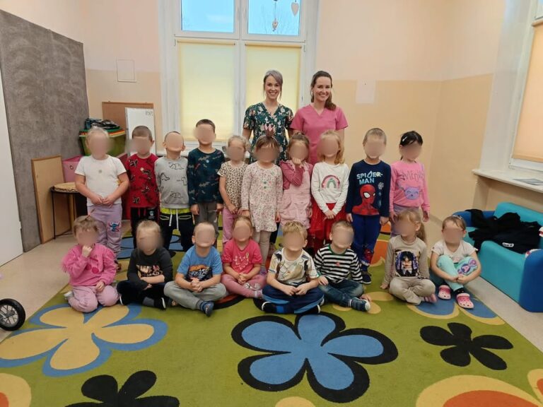 Przedszkole Nr 23 w Chorzowie, na zaproszenie Pani Nauczycielki Patrycji Widlok, odwiedziły dziś nasze higienistki stomatologiczne – Bogusia Furman i Sonia Urban. Przeprowadziły zajęcia edukacyjne … – Image 1
