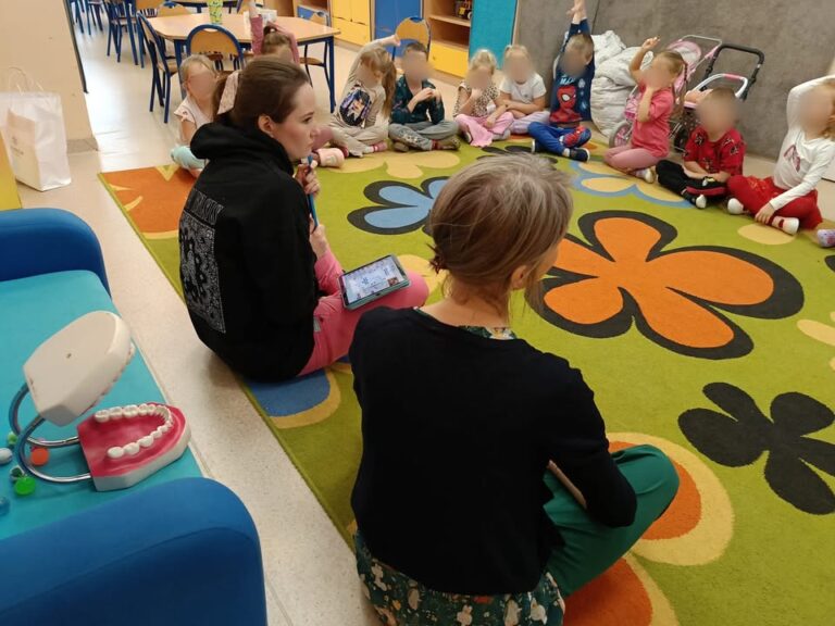 Przedszkole Nr 23 w Chorzowie, na zaproszenie Pani Nauczycielki Patrycji Widlok, odwiedziły dziś nasze higienistki stomatologiczne – Bogusia Furman i Sonia Urban. Przeprowadziły zajęcia edukacyjne … – Image 2