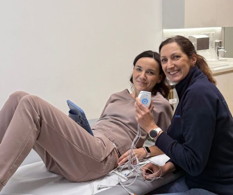 🎉 𝗡𝗼𝘄𝘆 𝘀𝗽𝗿𝘇𝗲̨𝘁 𝗱𝗼 𝗳𝗶𝘇𝗷𝗼𝘁𝗲𝗿𝗮𝗽𝗶𝗶  Nasza fizjoterapeutka uroginekologiczna 𝗕𝗮𝘀𝗶𝗮 𝗖𝘇𝗮𝗽𝗰𝘇𝘆𝗻́𝘀𝗸𝗮 odebrała nowy, zaawansowany 𝗲𝗹𝗲𝗸𝘁𝗿𝗼𝘀𝘁𝘆𝗺𝘂𝗹𝗮𝘁𝗼𝗿 𝗦𝘁𝗲𝗹𝗹𝗮 𝗕𝗜𝗢 𝗺𝗮𝗿𝗸𝗶 𝗘𝗴𝘇𝗼𝗧𝗲𝗰𝗵 🙂💙  👩‍⚕️ Do czego go używamy?
💠 𝗿𝗲𝗵𝗮𝗯𝗶𝗹𝗶𝘁𝗮𝗰𝗷𝗶 𝗱𝗻𝗮 𝗺𝗶𝗲𝗱𝗻𝗶𝗰𝘆 (nietrzymanie moczu, osłabienie mięśni, obniżenie narządów)
💠 𝘁𝗲𝗿𝗮𝗽𝗶𝗶 𝗽𝗼𝗽𝗼𝗿𝗼𝗱𝗼𝘄𝗲𝗷 𝗶 𝗽𝗼𝘀𝘁𝗼𝗽𝗲𝗿𝗮𝗰𝘆𝗷𝗻𝗲𝗷
💠 𝗿𝗲𝗵𝗮𝗯𝗶𝗹𝗶𝘁𝗮𝗰𝗷𝗶 𝗻𝗲𝘂𝗿𝗼𝗹𝗼𝗴𝗶𝗰𝘇𝗻𝗲𝗷 𝗶 𝗼𝗿𝘁𝗼𝗽𝗲𝗱𝘆𝗰𝘇𝗻𝗲𝗷 (wzmacnianie mięśni, koordynacja, spastyczność)
💠 𝘁𝗲𝗿𝗮𝗽𝗶𝗶 𝗯𝗼́𝗹𝘂, 𝘀𝘁𝘆𝗺𝘂𝗹𝗮𝗰𝗷𝗶 𝗻𝗲𝗿𝘄𝗼́𝘄 𝗶 𝗽𝗼𝗽𝗿𝗮𝘄𝗶𝗲 𝗳𝘂𝗻𝗸𝗰𝗷𝗶 𝗺𝗶𝗲̨𝘀́𝗻𝗶  To urządzenie wyróżnia się:
✨ najczulszym na świecie elektromiografem z FES
✨ trybem pracy OFFLINE – stabilna terapia bez konieczności stałego internetu
✨ 4 + 2 kanałami EMG i stymulacji dla precyzyjnej pracy mięśni
✨ dedykowanym tabletem ułatwiającym obsługę i planowanie terapii  Dzięki temu możemy jeszcze lepiej dopasować terapię do potrzeb naszych pacjentek i pacjentów. Zakup możliwy dzięki środkom z Unii Europejskiej 🇪🇺