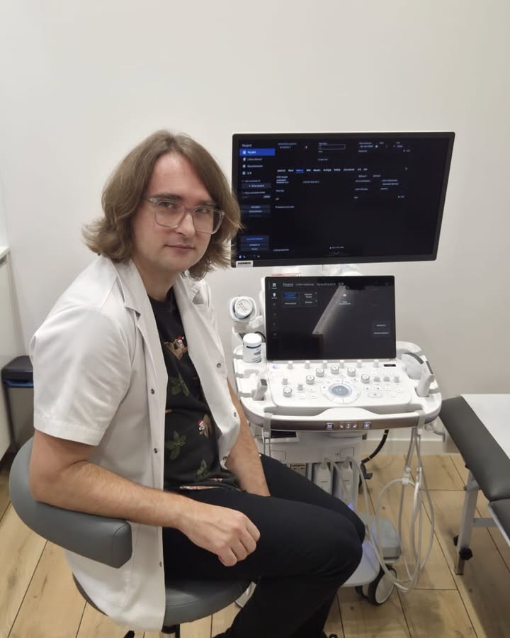 𝗕𝗮𝗿𝘁𝗼𝘀𝘇 𝗞𝗼𝗸𝗼𝘀𝘇𝗸𝗮 - nasz specjalista radiolog - 𝘇 𝗻𝗼𝘄𝘆𝗺 𝗮𝗽𝗮𝗿𝗮𝘁𝗲𝗺 𝗨𝗦𝗚 𝗦𝗮𝗺𝘀𝘂𝗻𝗴 𝗥𝟮𝟬.  Radiologia i diagnostyka obrazowa to od początku działalności Severux jedna z naszych kluczowych specjalizacji. Zależy nam, żeby diagnostyka ultrasonograficzna była na naprawdę wysokim poziomie - i to dzięki dwóm rzeczom:
✅ świetnemu, kilkunastoosobowemu zespołowi lekarzy radiologów,
✅ odpowiedniej aparaturze.  Nowy Samsung R20 to urządzenie z najwyższej półki, a jego wartość diagnostyczna robi ogromną różnicę w porównaniu ze standardowymi aparatami. Cieszymy się, że ten wyjątkowy sprzęt będzie wspierał naszych pacjentów każdego dnia.  Dziękujemy też za świetną obsługę firmie Gemed Samsung.  Serdeczności 🙂💙