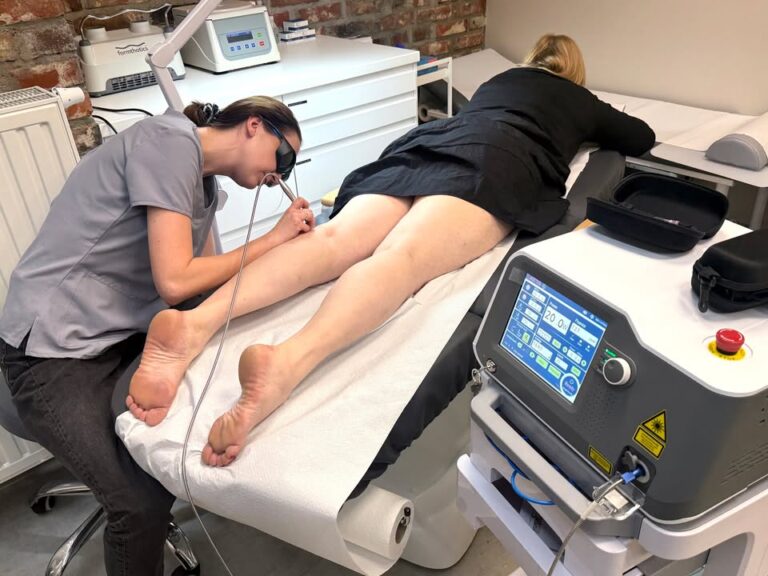 Dziś w naszym Centrum odbyło się szkolenie z zakresu laserowego zamykania naczynek ✨ Poprowadziła je nasza specjalistka chirurgii naczyniowej – lek. Magdalena Biernacka 👩‍⚕️💙 – Image 3