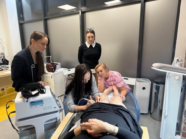 Dziś w naszym Centrum odbyło się szkolenie z zakresu laserowego zamykania naczynek ✨ Poprowadziła je nasza specjalistka chirurgii naczyniowej – lek. Magdalena Biernacka 👩‍⚕️💙 – Image 5