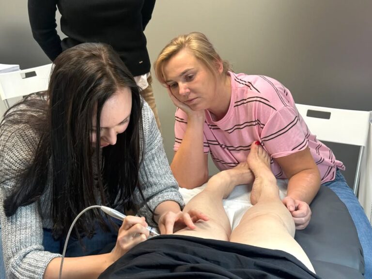 Dziś w naszym Centrum odbyło się szkolenie z zakresu laserowego zamykania naczynek ✨ Poprowadziła je nasza specjalistka chirurgii naczyniowej – lek. Magdalena Biernacka 👩‍⚕️💙 – Image 6