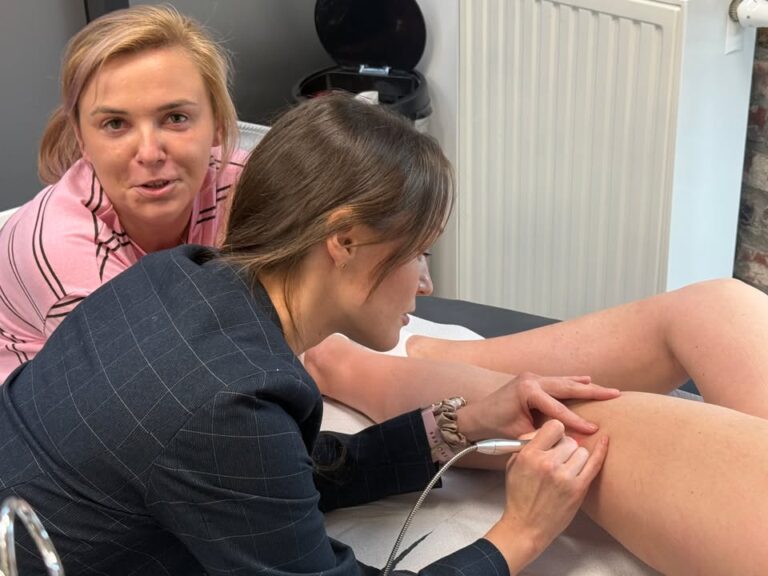 Dziś w naszym Centrum odbyło się szkolenie z zakresu laserowego zamykania naczynek ✨ Poprowadziła je nasza specjalistka chirurgii naczyniowej – lek. Magdalena Biernacka 👩‍⚕️💙 – Image 9