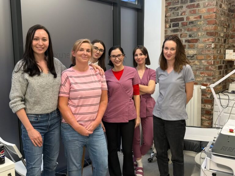 Dziś w naszym Centrum odbyło się szkolenie z zakresu laserowego zamykania naczynek ✨ Poprowadziła je nasza specjalistka chirurgii naczyniowej – lek. Magdalena Biernacka 👩‍⚕️💙 – Image 10