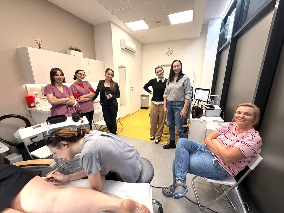 Dziś w naszym Centrum odbyło się szkolenie z zakresu laserowego zamykania naczynek ✨ Poprowadziła je nasza specjalistka chirurgii naczyniowej – lek. Magdalena Biernacka 👩‍⚕️💙 – Image 1