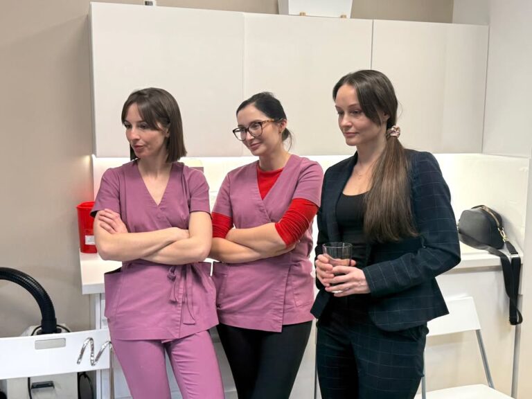 Dziś w naszym Centrum odbyło się szkolenie z zakresu laserowego zamykania naczynek ✨ Poprowadziła je nasza specjalistka chirurgii naczyniowej – lek. Magdalena Biernacka 👩‍⚕️💙 – Image 4