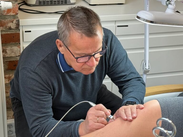 Dziś, w walentynkowej aurze 💝, odbyło się szkolenie dla drugiej grupy z obsługi naszego nowego lasera diodowego do zamykania naczynek ✨🔴 – Image 4