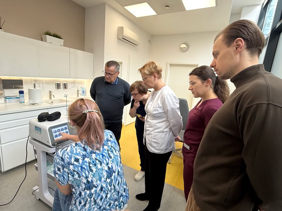 Dziś, w walentynkowej aurze 💝, odbyło się szkolenie dla drugiej grupy z obsługi naszego nowego lasera diodowego do zamykania naczynek ✨🔴 – Image 1
