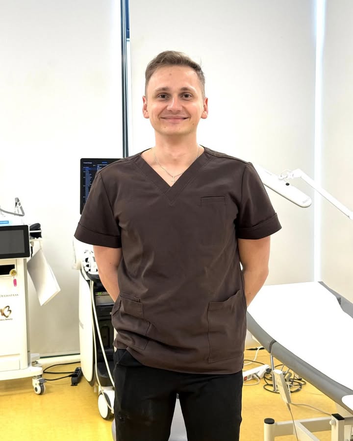 Ta promienna twarz zdradza wszystko 😊  Z ogromną radością dzielimy się świetną wiadomością: 𝗕𝗮𝗿𝘁𝗲𝗸 𝗣𝗼𝗺𝗶𝗮𝗻𝗼𝘄𝘀𝗸𝗶, jeden z najmłodszych członków naszego Zespołu, 𝘇 𝗯𝗮𝗿𝗱𝘇𝗼 𝗱𝗼𝗯𝗿𝘆𝗺 𝘄𝘆𝗻𝗶𝗸𝗶𝗲𝗺 𝘇𝗱𝗮ł 𝗟𝗲𝗸𝗮𝗿𝘀𝗸𝗶 𝗘𝗴𝘇𝗮𝗺𝗶𝗻 𝗞𝗼𝗻́𝗰𝗼𝘄𝘆 (𝗟𝗘𝗞)🎉  Bartek na co dzień wspiera pracę gabinetu naszej chirurg ogólnej lek. Zuzanny Korbeckiej jako asystent medyczny, a jednocześnie jest studentem VI roku kierunku lekarskiego na Śląskim Uniwersytecie Medycznym w Katowicach.  Bartku - serdeczne gratulacje 💙