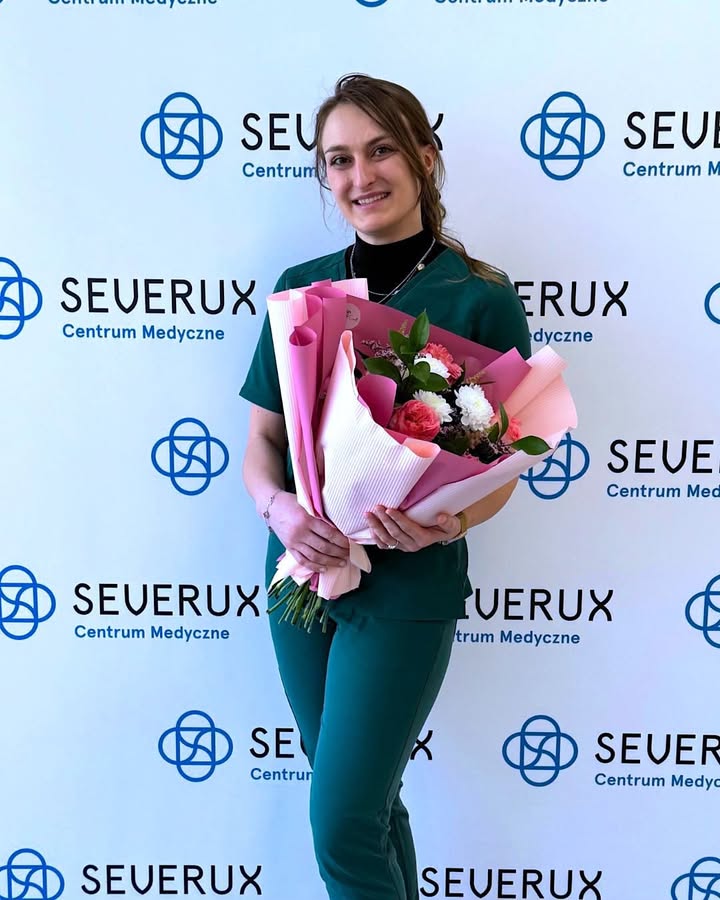 Dziś nasza specjalistka medycyny estetycznej, 𝗹𝗲𝗸. 𝗱𝗲𝗻𝘁. 𝗠𝗮𝗿𝗹𝗲𝗻𝗮 𝗕𝗶𝗲𝗹, poprowadziła szkolenie z obsługi 𝗹𝗮𝘀𝗲𝗿𝗮 𝗱𝗶𝗼𝗱𝗼𝘄𝗲𝗴𝗼 dla ostatniej grupy członków naszego Zespołu ✨  W Severux bardzo cenimy to, że potrafimy dzielić się wiedzą i wzajemnie sobie pomagać - bo właśnie z tego rośnie prawdziwy Zespół 💙  Dziękujemy Marlenie za zaangażowanie i poświęcony czas 🌸