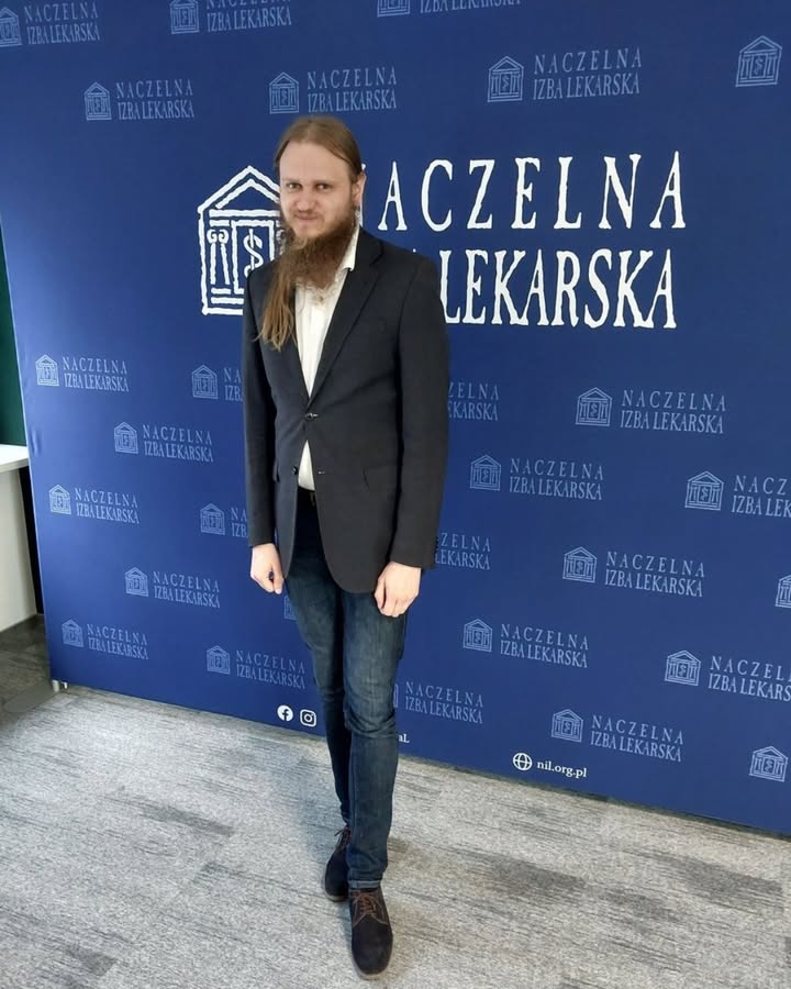 🎉 Z przyjemnością informujemy, że 𝗹𝗲𝗸. 𝗢𝘀𝗸𝗮𝗿 𝗕𝗼𝘇̇𝗲𝗸, nasz specjalista radiolog, został 𝘄𝘆𝗯𝗿𝗮𝗻𝘆 𝗻𝗮 𝗰𝘇ł𝗼𝗻𝗸𝗮 𝗢𝗸𝗿𝗲̨𝗴𝗼𝘄𝗲𝗷 𝗥𝗮𝗱𝘆 𝗟𝗲𝗸𝗮𝗿𝘀𝗸𝗶𝗲𝗷 𝘄 𝗞𝗮𝘁𝗼𝘄𝗶𝗰𝗮𝗰𝗵 𝘄 𝗫 𝗸𝗮𝗱𝗲𝗻𝗰𝗷𝗶. To ważne wyróżnienie i wyraz zaufania środowiska lekarskiego 👏 Serdecznie gratulujemy i życzymy powodzenia w pracy na rzecz samorządu lekarskiego 🍀