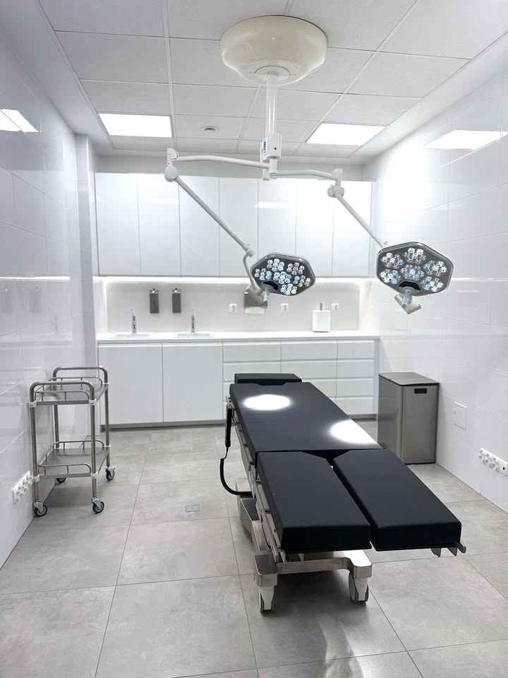 Dzisiaj ukończyliśmy prace nad naszą 𝗻𝗼𝘄𝗮̨ 𝘀𝗮𝗹𝗮̨ 𝘇𝗮𝗯𝗶𝗲𝗴𝗼𝘄𝗮̨ w Świętochłowicach ✨  Kolejny krok w rozwoju i ogromne udogodnienie dla naszych specjalistów, którzy zyskali komfortową i nowoczesną przestrzeń do pracy 🏥  Na to miejsce szczególnie czekała nasza specjalistka chirurgii ogólnej,  𝗹𝗲𝗸. 𝗭𝘂𝘇𝗮𝗻𝗻𝗮 𝗞𝗼𝗿𝗯𝗲𝗰𝗸𝗮, z którą współpracujemy już od 5 lat - i możemy śmiało powiedzieć, że to współpraca na najwyższym poziomie i w świetnej atmosferze 💙 Dziś Zuza napisała do nas, że inauguracja już 18 kwietnia - nie możemy się doczekać.  Nowa sala wzbudziła też duże zainteresowanie wśród innych specjalistów 👇
🔹 𝗹𝗲𝗸. 𝗧𝗼𝗺𝗮𝘀𝘇 𝗕𝗲𝗸 (urolog) planuje rozpocząć pierwsze zabiegi już w maju,
🔹 𝗱𝗿 𝗻. 𝗺𝗲𝗱. 𝗧𝗼𝗺𝗮𝘀𝘇 𝗖𝗶𝗲𝗿𝗻𝗶𝗮𝗸 (chirurgia naczyniowa), który przyjmuje u nas regularnie w czwartki rano w Świętochłowicach, będzie wykonywał m.in. zabiegi EVLT - laserowego zamykania żylaków kończyn dolnych.  Nie możemy nie wspomnieć o wyposażeniu - stół zabiegowy i lampy chirurgiczne to absolutna topka 🔝To wszystko nie byłoby możliwe bez wsparcia z ostatniej dotacji Unii Europejskiej 🇪🇺  Dziękujemy również naszemu Sebastianowi za świetną pracę budowlaną 😍  Działamy dalej i rozwijamy się dla Was 💪