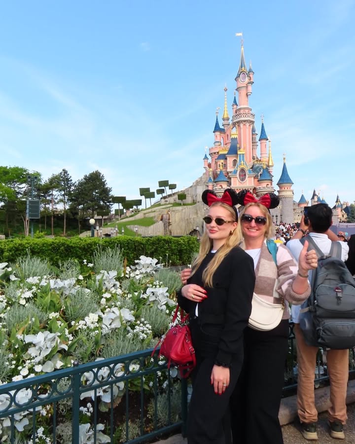 🌸 Pozdrowienia z majówki z Disneylandu od 𝗹𝗲𝗸. 𝗔𝗹𝗲𝗸𝘀𝗮𝗻𝗱𝗿𝘆 𝗗𝘇𝗶𝘂𝗸 – specjalistki anestezjologii w naszym Centrum – oraz jej córki 𝗔𝗴𝗻𝗶𝗲𝘀𝘇𝗸𝗶 𝗗𝘇𝗶𝘂𝗸, studentki medycyny, która wspiera nasz zespół w obsłudze pacjenta ☀️  To piękny przykład, że Severux łączy pokolenia 💙