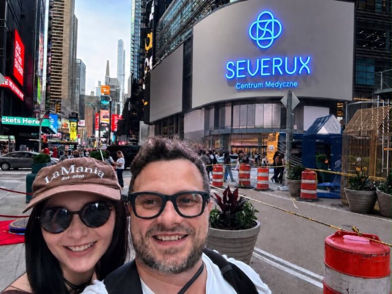 𝗠𝗮𝗿𝗹𝗲𝗻𝗮 𝗶 Ł𝘂𝗸𝗮𝘀𝘇 𝗕𝗹𝘂𝗸𝗮𝗰𝘇𝗼𝘄𝗶𝗲 – nasi lekarze i przyjaciele 💙 Pozdrowienia i miły akcent z Times Square 🙂🇺🇸