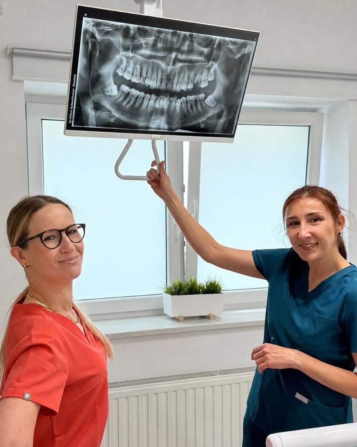 𝗟𝗲𝗸. 𝗱𝗲𝗻𝘁. 𝗞𝗮𝘁𝗮𝗿𝘇𝘆𝗻𝗮 𝗢𝗹𝗲𝗸, specjalistka chirurgii stomatologicznej, oraz 𝗚𝗮𝗯𝗿𝗶𝗲𝗹𝗮 𝗦𝘇𝗰𝘇𝘆𝗴𝗶𝗲ł, asystentka stomatologiczna – nasz świętochłowicki team do zadań specjalnych 🙂💙  Dzisiaj uchwycone w trakcie pracy, a jak doskonale wiemy – podstawą skutecznego leczenia jest dobra diagnostyka 🦷