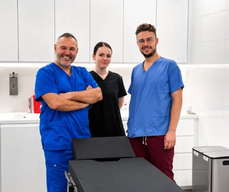 Dzisiaj w naszej nowej sali zabiegowej w Świętochłowicach odbył się pierwszy zabieg obrzezania w wykonaniu naszego wspaniałego zespołu urologicznego 💪🩺  👨‍⚕️ 𝗹𝗲𝗸. 𝗧𝗼𝗺𝗮𝘀𝘇 𝗕𝗲𝗸
👨‍⚕️ 𝗹𝗲𝗸. 𝗗𝗮𝘄𝗶𝗱 𝗪𝗶𝘀́𝗻𝗶𝗲𝘄𝘀𝗸𝗶
👩‍⚕️ asysta: 𝗔𝗹𝗲𝗸𝘀𝗮𝗻𝗱𝗿𝗮 𝗚𝗿𝗮𝗯𝘀𝗸𝗮, studentka 4. roku kierunku lekarskiego SUM  Gratulacje! 👏🍀 To dopiero początek 💙