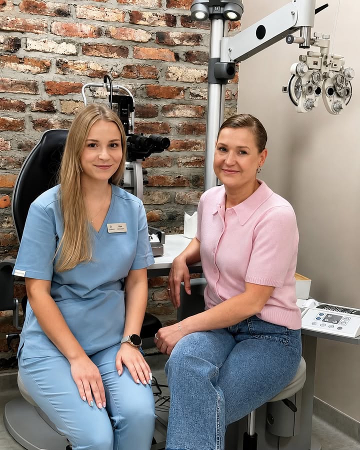 𝗦𝗼𝗯𝗼𝘁𝗻𝗶𝗮 𝘇𝗺𝗶𝗮𝗻𝗮 𝘄 𝗻𝗮𝘀𝘇𝘆𝗺 𝗴𝗮𝗯𝗶𝗻𝗲𝗰𝗶𝗲 𝗼𝗸𝘂𝗹𝗶𝘀𝘁𝘆𝗰𝘇𝗻𝘆𝗺 👁️💙  A na zdjęciu duet, który przez ostatni czas mogliście spotkać właśnie tutaj: 𝗹𝗲𝗸. 𝗔𝗴𝗮𝘁𝗮 𝗞𝗮𝗿ł𝗼𝘄𝘀𝗸𝗮-𝗕𝗶𝗷𝗮𝗸 – 𝘀𝗽𝗲𝗰𝗷𝗮𝗹𝗶𝘀𝘁𝗮 𝗼𝗸𝘂𝗹𝗶𝘀𝘁𝗮 oraz 𝗹𝗲𝗸. 𝗢𝗹𝗴𝗮 𝗦𝗼𝗯𝗮𝗹𝘀𝗸𝗮, tegoroczna absolwentka kierunku lekarskiego, wspierająca nasz Zespół jako asysta okulistyczna.  To jedna z ich ostatnich wspólnych zmian w takim składzie. Od października Olga rozpoczyna staż lekarski, a tym samym kolejny etap swojej zawodowej drogi 🩺  Patrzymy na to zdjęcie z uśmiechem, bo za nim kryje się też historia tego, jak pięknie rozwinęła się nasza okulistyka. Nawet najlepszy sprzęt to tylko część tej historii. 𝗡𝗮𝗷𝘄𝗮𝘇̇𝗻𝗶𝗲𝗷𝘀𝗶 𝘇𝗮𝘄𝘀𝘇𝗲 𝘀𝗮̨ 𝗹𝘂𝗱𝘇𝗶𝗲.  Agata, Olga – dzięki za tę dobrą energię! ✨