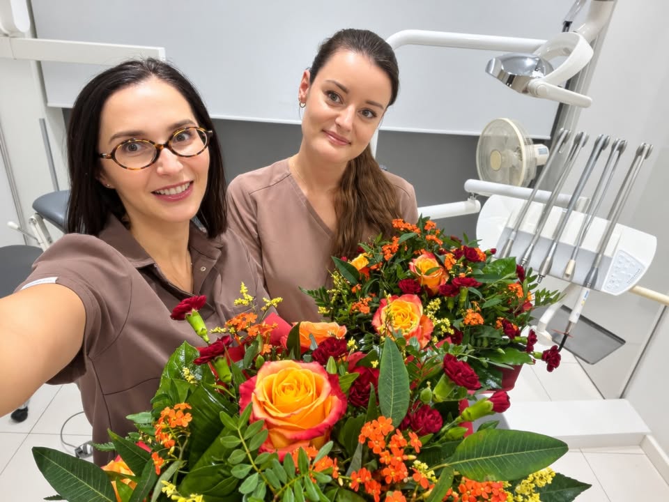 💐 𝗡𝗮𝗷𝗹𝗲𝗽𝘀𝘇𝗲 𝗽𝗼𝗱𝘇𝗶𝗲̨𝗸𝗼𝘄𝗮𝗻𝗶𝗲 𝗼𝗱 𝗽𝗮𝗰𝗷𝗲𝗻𝘁𝗮 𝘇𝗮 𝗱𝗼𝗯𝗿𝘇𝗲 𝘄𝘆𝗸𝗼𝗻𝗮𝗻𝗮̨ 𝗽𝗿𝗮𝗰𝗲̨!  Wczoraj takiej miłej niespodzianki doświadczył nasz znakomity zespół stomatologiczny – 𝗹𝗲𝗸. 𝗱𝗲𝗻𝘁. 𝗠𝗮𝗿𝗹𝗲𝗻𝗮 𝗕𝗹𝘂𝗸𝗮𝗰𝘇 oraz 𝗮𝘀𝘆𝘀𝘁. 𝘀𝘁𝗼𝗺. 𝗜𝘄𝗼𝗻𝗮 𝗣𝗶𝗴ł𝗼.  Dziękujemy za ten piękny gest 🙏😍